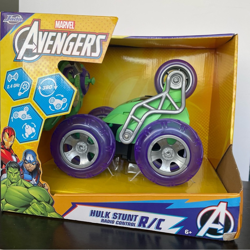 Jada Marvel Hulk Stunt RC Car with 5-Wheel Drift and radio control.